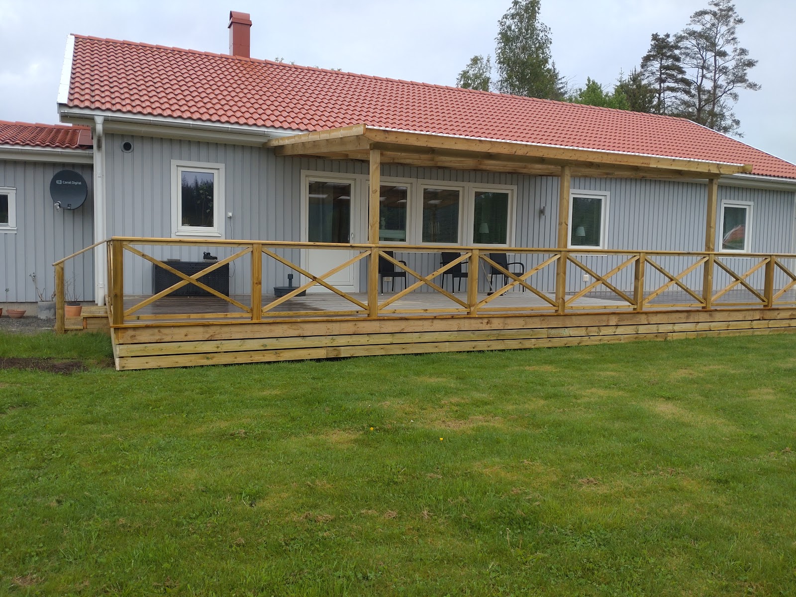 Nybyggd altan på villa