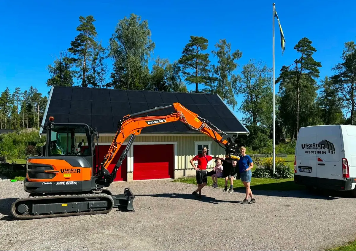 Simon med grävmaskin och firmabil